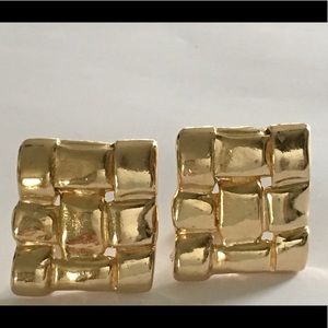 Vintage Ciner clip-on earrings. gold plated.  Woven square.